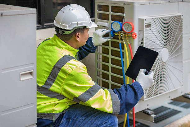 Professional Hvac technician working in Como, MS